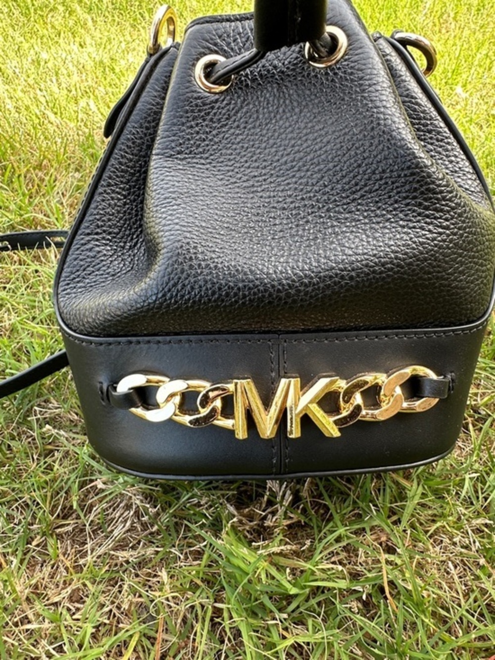 Michael Kors Devon Medium Bucket Bag in black pebbled leather black